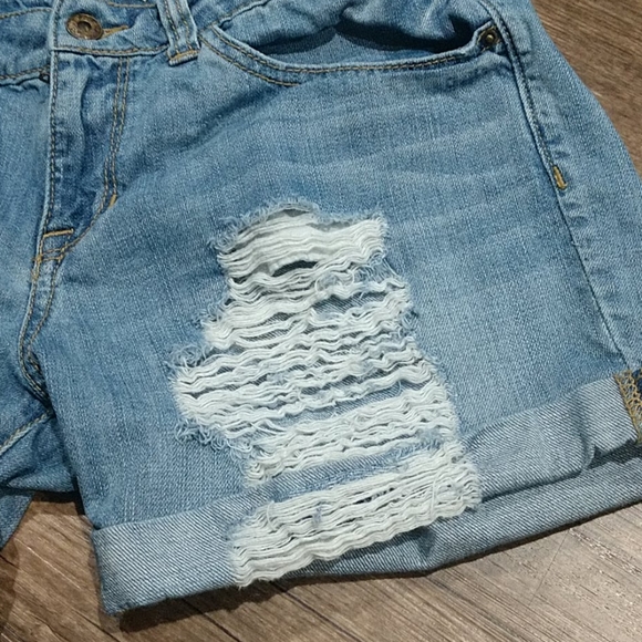 Sneak Peek Distressed denim shorts - Picture 2 of 7